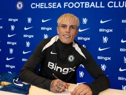 أليخاندرو غارناتشو لحظة توقيعه على عقد انضمامه لصفوف تشيلسي في الميركاتو الصيفي 2025 - Chelseafc/web