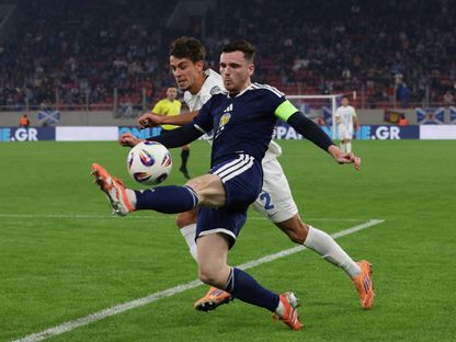 آندي روبرتسون لاعب اسكتلندا في صراع مع جورجيوس فاجيانيديس لاعب اليونان بتصفيات كأس العالم - 15 نوفمبر 2025 - Reuters