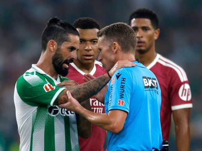 الحكم هرنانديز هرنانديز يتواصل مع إيسكو لاعب ريال بيتيس خلال مواجهة ريال مدريد - 4 سبتمبر 2026 - Reuters