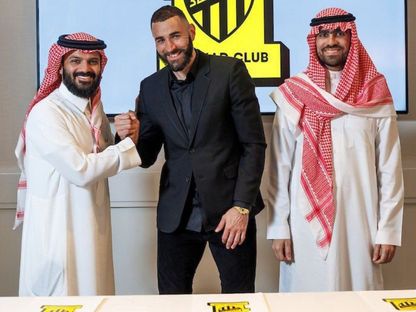 أنمار الحائلي رئيس نادي الاتحاد السعودي السابق يسلم على كريم بنزيما - X/@Benzema