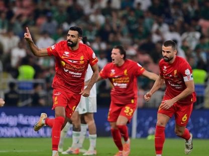 احتفال عبد الله آل سالم مهاجم القادسية بتسجيل هدف في مرمى الأهلي - 21 نوفمبر 2025 - X/@SPL