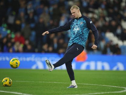 إيرلينغ هالاند أثناء الإحماء قبل مباراة مانشستر سيتي ونيوكاسل بكأس الرابطة الإنجليزية - 4 فبراير 2026 - Reuters