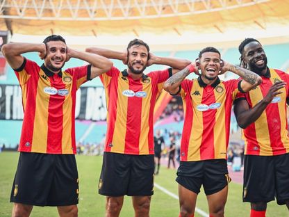 لاعبون من الترجي يحتفلون بتسجيل هدف في مرمى النجم الساحلي بالدوري التونسي - 5 أكتوبر 2025 - FB/@Espérance Sportive de Tunis