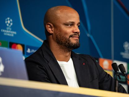 فينسنت كومباني مدرب بايرن ميونيخ خلال مؤتمر صحفي قبل مواجهة باريس سان جيرمان - 27 أبريل 2026 - x@FCBayern