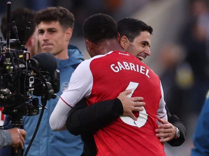 ميكيل أرتيتا مدرب أرسنال يحتفل مع غابرييل صاحب هدف الفوز على نيوكاسل في الدوري الإنجليزي الممتاز - 28 سبتمبر 2025 - Reuters