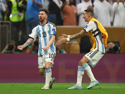 ليونيل ميسي يحتفل مع أنخيل دي ماريا بتسجيله هدفاً للأرجنتين في مرمى فرنسا بنهائي كأس العالم 2022 – 18 ديسمبر 2022 - Reuters