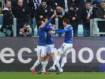 لاعبون من كومو يحتفلون بتسجيل هدف في مرمى يوفنتوس - 21 فبراير 2026 - REUTERS