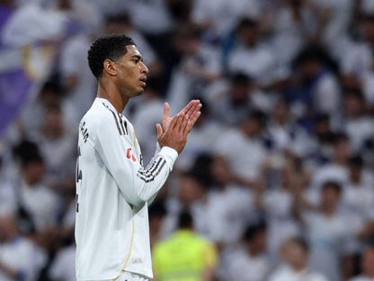 جود بيلينغهام لاعب ريال مدريد يحيي الجماهير خلال مواجهة خيتافي في الدوري الإسباني - 20 سبتمبر 2025 - REUTERS
