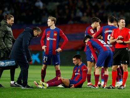 لاعب برشلونة فيران توريس يتلقى العلاج خلال مباراة أوساسونا - 31 يناير 2024 - Reuters
