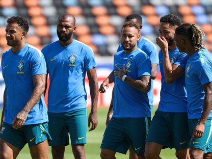 نيمار رفقة لاعبي البرازيل في حصة تدريبية قبل مواجهة اليابان في دور 32 بكأس العالم - 28 يونيو 2026 - Reuters
