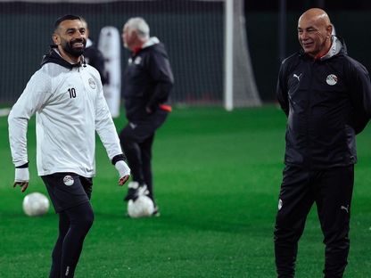 المدرب حسام حسن رفقة محمد صلاح في حصة تدريبية لمنتخب مصر - 8 يناير 2026 - X/@EFA