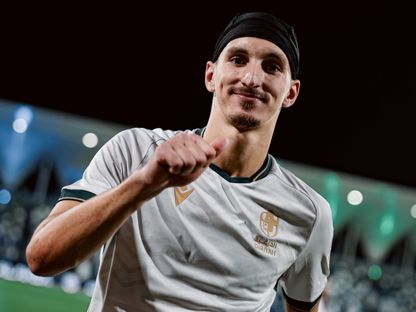 احتفال عادل بولبينة لاعب الدرعية بفوز فريقه على الفتح بالدوري السعودي - 9 سبتمبر 2026 - X/@diriyahclub