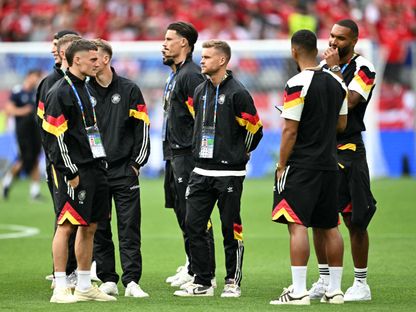 لاعبون ألمان في الملعب قبل مباراة ضد الدنمارك في "يورو 2024" - 29 يونيو 2024 - AFP
