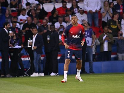 كيليان مبابي يقود بالحركات الإحمائية قبل مباراة لانس بالدوري الفرنسي - 26 أغسطس 2023 - Reuters