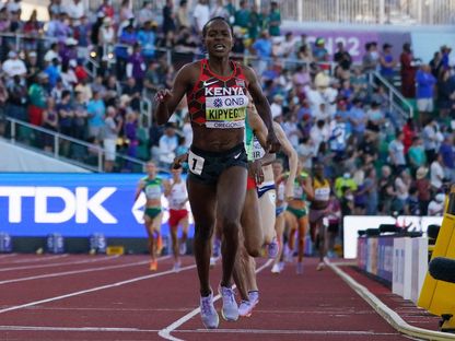 العداءة الكينية كيبيجون لحظة بلوغها خط نهاية سباق 1500 متر ببطولة العالم 2022 - 19 يوليو 2022 - REUTERS