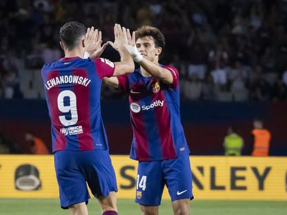 روبرت ليفاندوفسكي يحتفل مع زميله جواو فيليكس بهدفه في مرمى سيلتا فيغو بالدوري الإسباني - 23 سبتمبر 2023 - X/@fcbarcelona_ara