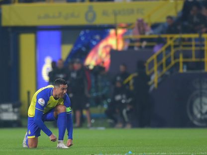 كريستيانو رونالدو يربط حذاءه خلال مباراة النصر والتعاون في دوري روشن العودي - 17 فبراير 2023 - https://twitter.com/AlNassrFC/