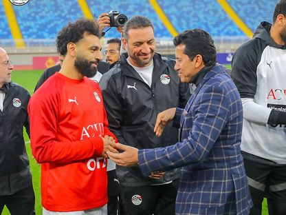 محمد صلاح يصافح أشرف صبحي وزير الرياضة قبل حصة تدريبية لمنتخب مصر استعداداً لكأس الأمم - 5 يناير 2024 - FACEBOOK/EFA
