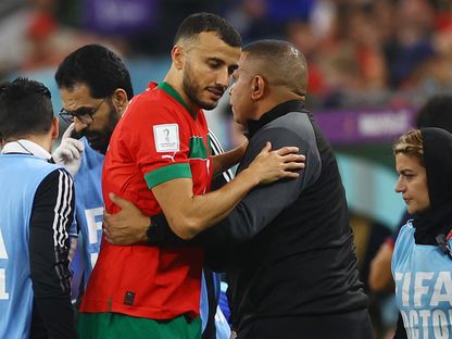 المغربي رومان غانم سايس لدى إبداله إثر إصابته خلال المباراة ضد البرتغال - 10 ديسمبر 2022 - Reuters 