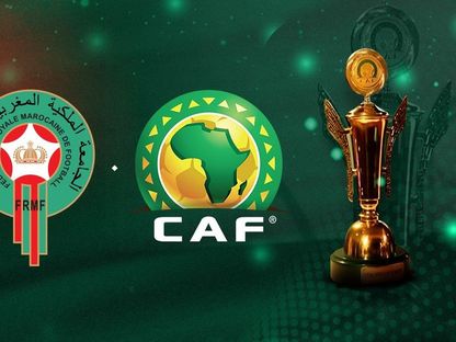 صورة مركبة تجمع شعار الاتحاد المغربي لكرة القدم والاتحاد الإفريقي للعبة وكأس أمم إفريقيا داخل الصالة - frmf.ma