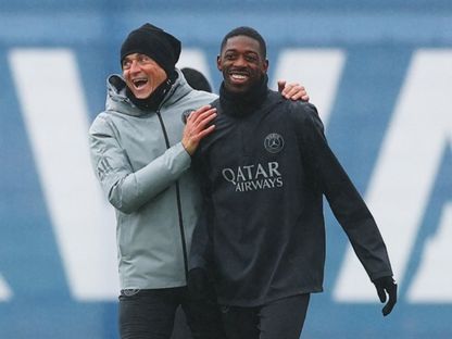 مدرب باريس سان جيرمان لويس إنريكي مع عثمان ديمبيلي خلال التدريبات - 4 ديسمبر 2025 - Reuters