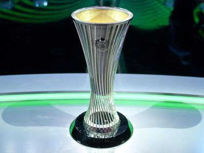 كأس مسابقة دوري المؤتمر الأوروبي خلال قرعة الدور ثمن النهائي - 24 فبراير 2023 - uefa.com