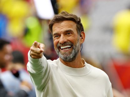 يورغن كلوب داخل الملعب قبل مباراة سويسرا وكولومبيا في كأس العالم - 7 يوليو 2026 - Reuters