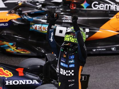 لاندو نوريس يحتفل بتتويجه بلقب السائقين لفورمولا 1 في أبوظبي - 7 ديسمبر 2025 - Reuters