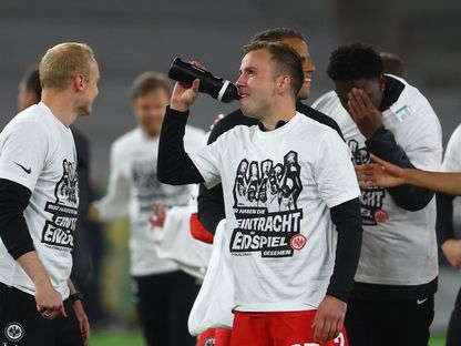 ماريو غوتزه لاعب آينتراخت فرانكفورت يحتفل مع زملائه بعد الفوز على شتوتغارت والتأهل لنهائي الكأس - 3 مايو 2023 - REUTERS