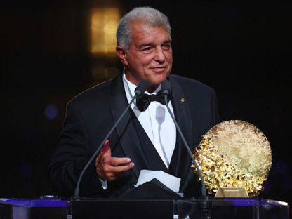 رئيس نادي برشلونة جوان لابورتا يتسلم جائزة أفضل فريق نسائي لعام 2026 من فرانس فوتبول - reuters