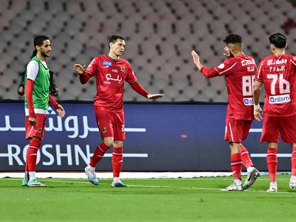 احتفال كريغ غودوين لاعب نادي الوحدة بتسجيل هدف في مرمى الرياض بالدوري السعودي - 24 ديسمبر 2023 - X/@SPL