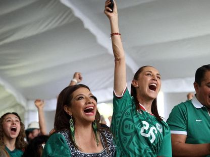 رئيسة المكسيك كلاوديا شينباوم تحتفل في مجمع رياضي بهدف منتخب بلادها أمام جنوب إفريقيا في افتتاح كأس العالم - 11 يونيو 2026 - Reuters