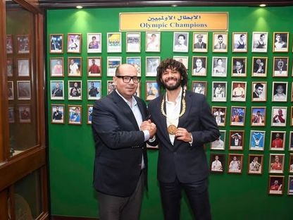 محمد النني (إلى اليمين) مع ياسر إدريس رئيس اللجنة الأولمبية المصرية - 26 نوفمبر 2025 - FB/@Egyptian Olympic Committee