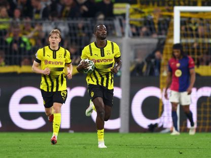 الغيني سيرهو غيراسي مهاجم بوروسيا دورتموند يحتفل بتسجيل هدف في شباك برشلونة ضمن إياب ربع نهائي دوري أبطال أوروبا - 15 أبريل 2025 - REUTERS