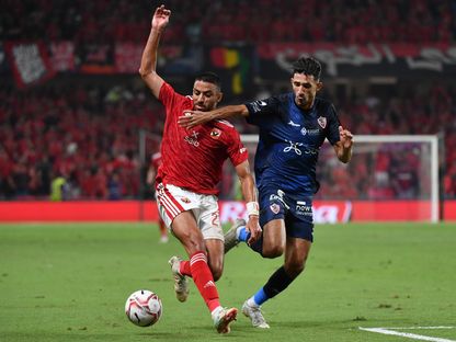 صراع على الكرة بين طاهر محمد مهاجم الأهلي وأحمد فتوح مدافع الزمالك في كأس السوبر المصري - 28 أكتوبر 2022 - AFP