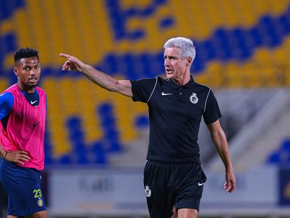 لويس كاسترو مدرب نادي النصر خلال حصة تدريبية - 27 سبتمبر 2023  - X/@AlNassrFC