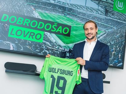 الكرواتي لوفرو ماير يحمل قميص  فولفسبورغ الألماني فريقه الجديد - 16 أغسطس 2023 - https://twitter.com/VfL_Wolfsburg/