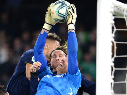 جويل حارس بيتيس في صراع على الكرة مع سيرخيو راموس قائد ريال مدريد - AFP