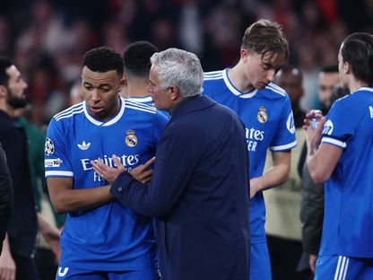 جوزيه مورينيو مدرب بنفيكا يتحدث إلى كيليان مبابي مهاجم ريال مدريد - 15 مايو 2026 - Reuters