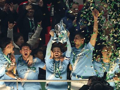برناردو سيلفا قائد مانشستر سيتي يحتفل بالتتويج بكأس رابطة الأندية الإنجليزية - 22 مارس 2026 - Reuters
