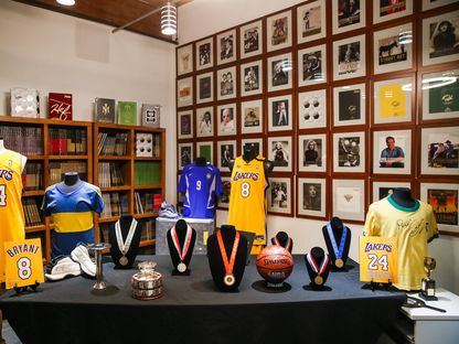 بعض مقتنيات أسطورة كرة السلة الراحل كوبي براينت في دار جوليان للمزادات  - AFP