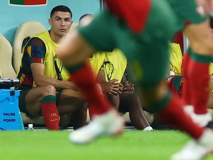 البرتغالي كريستيانو رونالدو على مقاعد البدلاء خلال المباراة ضد سويسرا - 6 ديسمبر 2022 - Reuters 