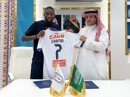 الكاميروني كارل توكو إيكامبي بقميص فريق أبها وإلى جواره رئيس مجلس إدارة النادي أحمد الحديثي - 24 أغسطس 2023 -  - https://twitter.com/abhaFC