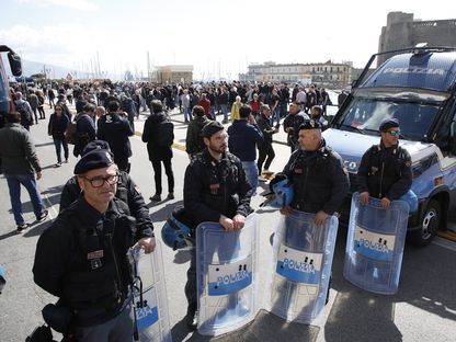 الشرطة الإيطالية أمام جمهور آينتراخت فرانكفورت قبل مواجهة نابولي في دوري أبطال أوروبا - 15 مارس 2023 - reuters