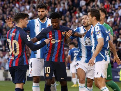 مناوشات بين لاعبي برشلونة وإسبانيول خلال مواجهة الفريقين في الدوري الإسباني - 31 ديسمبر 2022 - reuters
