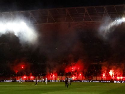 ألتراس التابعة لنادي نيس خلال مباراة أمام باريس سان جيرمان في الدوري الفرنسي - reuters