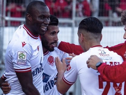 لاعبو الوداد يحتفلون مع جونيور سامبو بعد تسجيله ثنائية أمام اتحاد طنجة 14-3-2023 - Twitter/@wydad