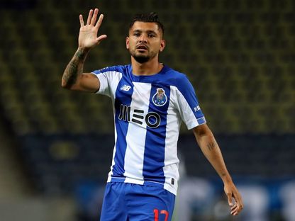 المهاجم المكسيكي لنادي "بورتو"  الرتغالي خيسوس كورونا يحتفل بهدفه خلال مباراة ماريتيمو - AFP