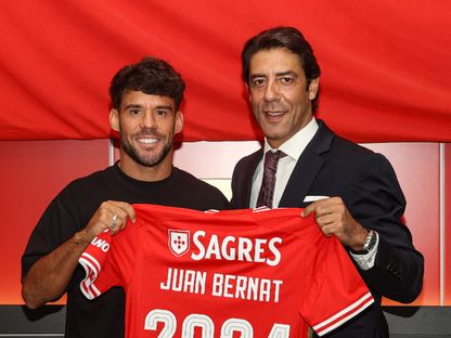 خوان بيرنات رفقة رئيس بنفيكا روي كوستا - 1 سبتمبر 2023 - X/@SLBenfica