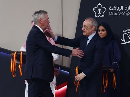رئيس ريال مدريد فلورنتينو بيريز يلقي التحية على المدرب كارلو أنشيلوتي بعد السقوط في كأس السوبر الإسباني أمام برشلونة - 12 يناير 2025 - Reuters